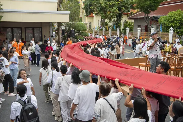 Tayland, Bangkok - 8 Kasım 2024: Tayland 'da Bangkok' taki Wat Saket Festivali 'nde Altın Dağ' a gidiş seremonisi.
