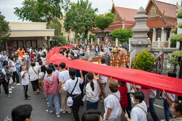 Tayland, Bangkok - 8 Kasım 2024: Tayland 'da Bangkok' taki Wat Saket Festivali 'nde Altın Dağ' a gidiş seremonisi.