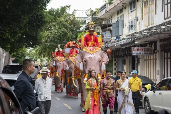 Tayland, Bangkok - 8 Kasım 2024: Tayland Filleri Tayland 'da Wat Saket Festivali Fuarının açılış töreninde.