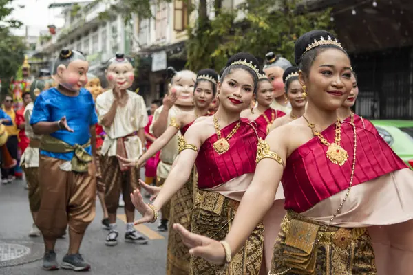 Tayland, Bangkok - 8 Kasım 2024: Tayland 'daki Wat Saket Festivali Fuarında Geleneksel Tayland Kadınları.