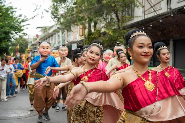 Tayland, Bangkok - 8 Kasım 2024: Tayland 'daki Wat Saket Festivali Fuarında Geleneksel Tayland Kadınları.