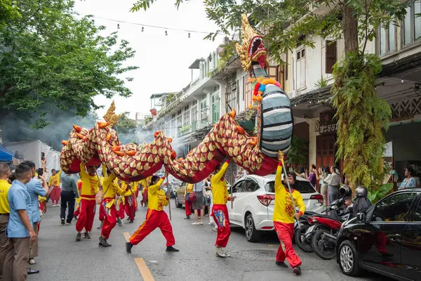 Tayland, Bangkok - 8 Kasım 2024: Bangkok, Tayland 'daki Wat Saket Festivali' nde Altın Dağ Açılış Töreni.