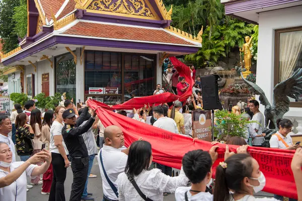 Tayland, Bangkok - 8 Kasım 2024: Tayland 'da Bangkok' taki Wat Saket Festivali 'nde Altın Dağ' a gidiş seremonisi.