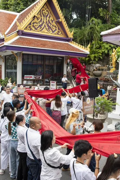 Tayland, Bangkok - 8 Kasım 2024: Tayland 'da Bangkok' taki Wat Saket Festivali 'nde Altın Dağ' a gidiş seremonisi.