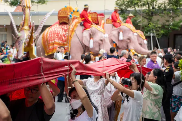 Tayland, Bangkok - 8 Kasım 2024: Tayland 'da Bangkok' taki Wat Saket Festivali 'nde Altın Dağ' a gidiş seremonisi.