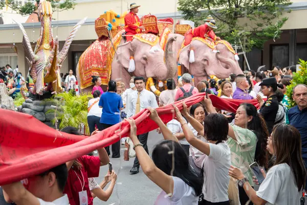 Tayland, Bangkok - 8 Kasım 2024: Tayland 'da Bangkok' taki Wat Saket Festivali 'nde Altın Dağ' a gidiş seremonisi.