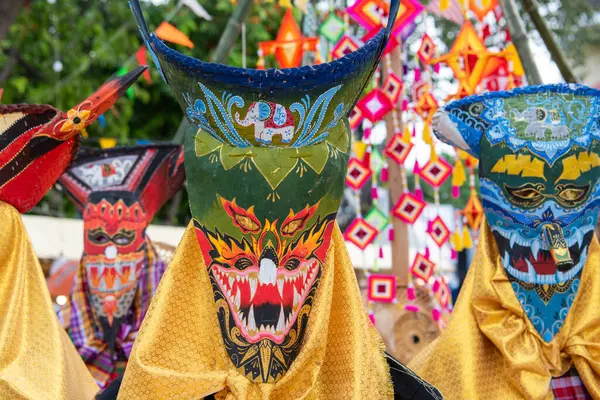 Tayland, Bangkok - 8 Kasım 2024: Phi Ta Khon Maskeli Loei Tayland 'da Wat Saket Festivali Fuarı.