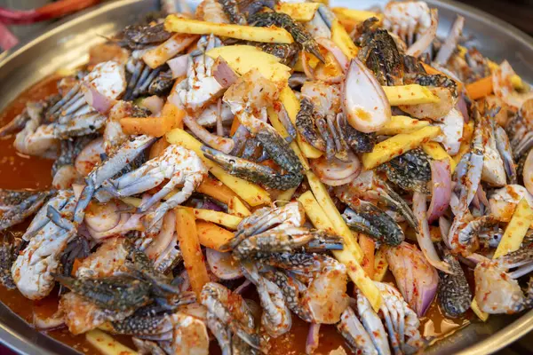 Tayland, Bangkok 'taki Wat Saket Festivali' nde 8 Kasım 2024 'te Tayland, Bangkok' taki Tayland Gıda Pazarı 'nda deniz ürünleri..