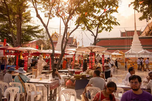   Tayland, Bangkok - 8 Kasım 2024: Tayland Gıda Pazarı Bangkok, Tayland 'daki Wat Saket Festivali Fuarı.