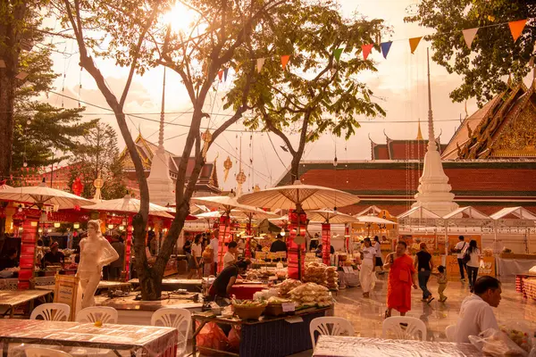   Tayland, Bangkok - 8 Kasım 2024: Tayland Gıda Pazarı Bangkok, Tayland 'daki Wat Saket Festivali Fuarı.