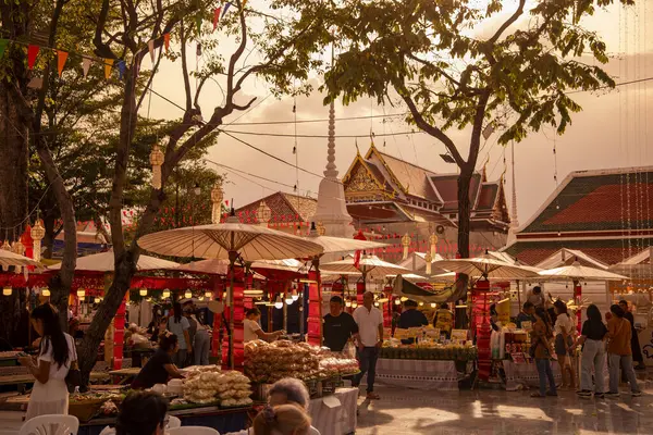   Tayland, Bangkok - 8 Kasım 2024: Tayland Gıda Pazarı Bangkok, Tayland 'daki Wat Saket Festivali Fuarı.