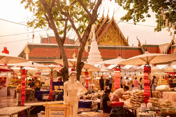   Tayland, Bangkok - 8 Kasım 2024: Tayland Gıda Pazarı Bangkok, Tayland 'daki Wat Saket Festivali Fuarı.