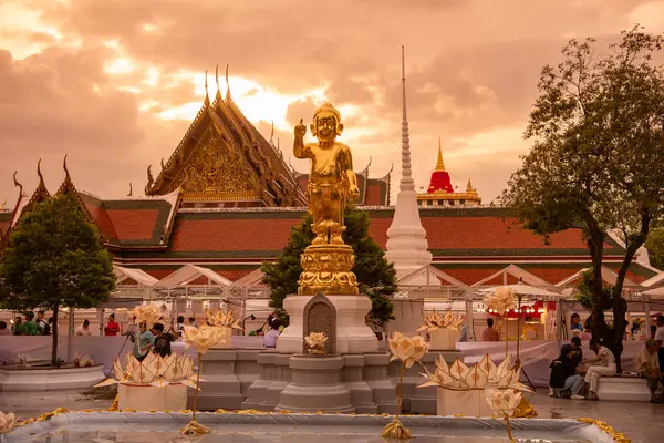 Tayland, Bangkok - 8 Kasım 2024: Banglamphu 'daki Wat Saket Festival Fuarı, Tayland.