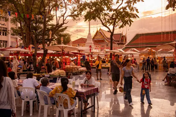   Tayland, Bangkok - 8 Kasım 2024: Tayland Gıda Pazarı Bangkok, Tayland 'daki Wat Saket Festivali Fuarı.