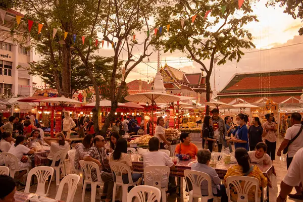   Tayland, Bangkok - 8 Kasım 2024: Tayland Gıda Pazarı Bangkok, Tayland 'daki Wat Saket Festivali Fuarı.