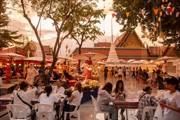   Tayland, Bangkok - 8 Kasım 2024: Tayland Gıda Pazarı Bangkok, Tayland 'daki Wat Saket Festivali Fuarı.