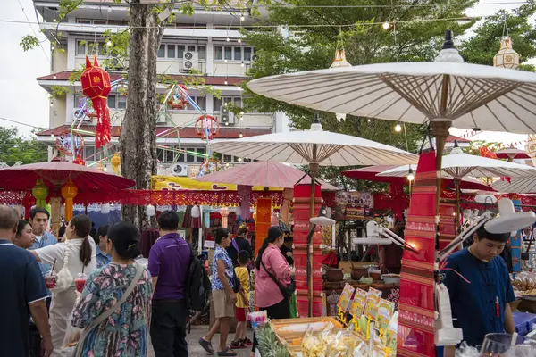   Tayland, Bangkok - 8 Kasım 2024: Tayland Gıda Pazarı Bangkok, Tayland 'daki Wat Saket Festivali Fuarı.