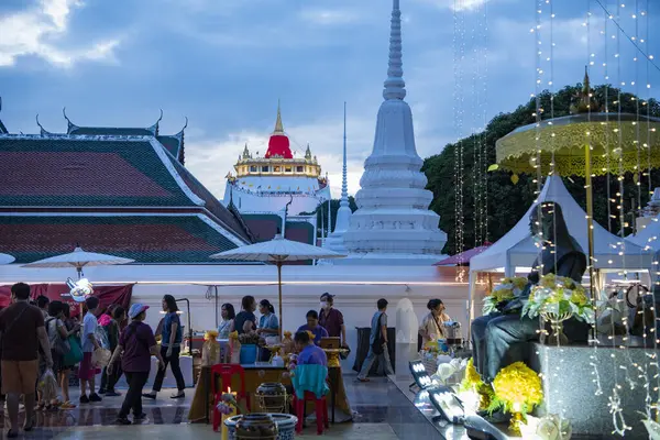 Tayland, Bangkok - 8 Kasım 2024: Tayland 'da Banglamphu' daki Wat Saket Festivali Fuarı 'nda Altın Dağ' da tören.