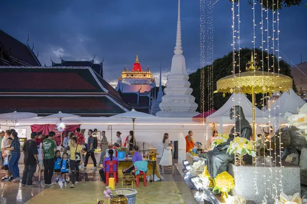 Tayland, Bangkok - 8 Kasım 2024: Tayland 'da Banglamphu' daki Wat Saket Festivali Fuarı 'nda Altın Dağ' da tören.