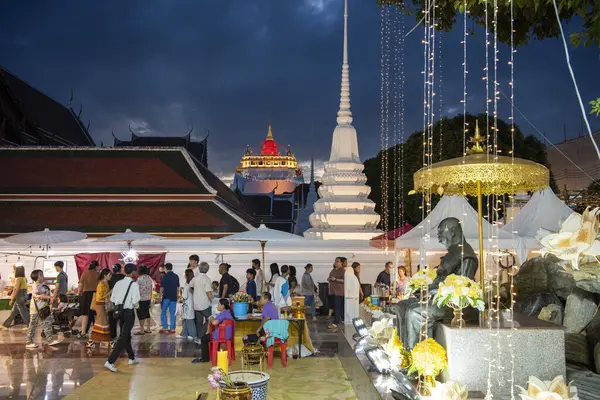Tayland, Bangkok - 8 Kasım 2024: Tayland 'da Banglamphu' daki Wat Saket Festivali Fuarı 'nda Altın Dağ' da tören.