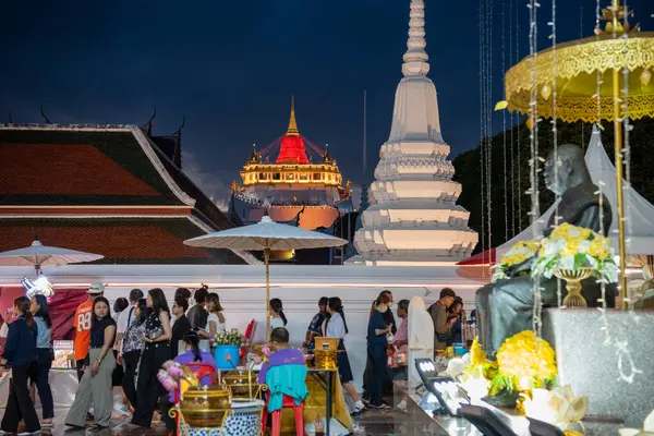 Tayland, Bangkok - 8 Kasım 2024: Tayland 'da Banglamphu' daki Wat Saket Festivali Fuarı 'nda Altın Dağ' da tören.