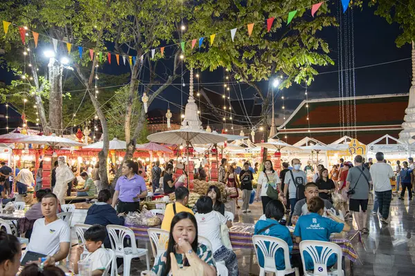   Tayland, Bangkok - 8 Kasım 2024: Tayland Gıda Pazarı Bangkok, Tayland 'daki Wat Saket Festivali Fuarı.