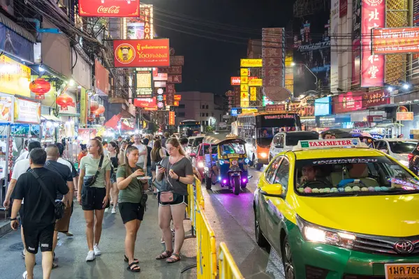 Tayland, Bangkok - 4 Kasım 2024: Tayland 'ın Bangkok şehrindeki Çin Mahallesi' nde Yaowarat Yolu 'ndaki Marketstreet' te insanlar ve taksiler.
