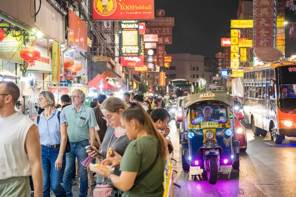 Tayland, Bangkok - 4 Kasım 2024: Tayland 'ın Bangkok şehrindeki Çin Mahallesi' nde Yaowarat Yolu 'ndaki Marketstreet' te insanlar ve taksiler.