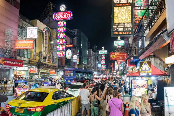 Tayland, Bangkok - 4 Kasım 2024: Tayland 'ın Bangkok şehrindeki Çin Mahallesi' nde Yaowarat Yolu 'ndaki Marketstreet' te insanlar ve taksiler.