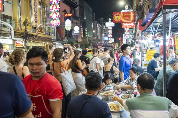 Tayland, Bangkok - 5 Kasım 2024: Tayland 'ın Çin Mahallesi' ndeki Yaowarat Yolu 'ndaki Gece Sokağındaki İnsanlar.