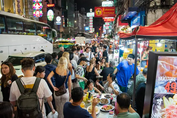 Tayland, Bangkok - 5 Kasım 2024: Tayland 'ın Çin Mahallesi' ndeki Yaowarat Yolu 'ndaki Gece Sokağındaki İnsanlar.