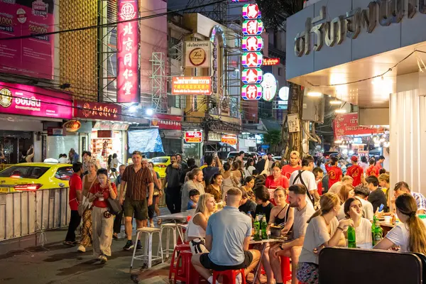 Tayland, Bangkok - 5 Kasım 2024: Tayland 'ın Çin Mahallesi' ndeki Yaowarat Yolu 'ndaki Gece Sokağındaki İnsanlar.