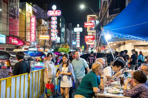 Tayland, Bangkok - 5 Kasım 2024: Tayland 'ın Çin Mahallesi' ndeki Yaowarat Yolu 'ndaki Gece Sokağındaki İnsanlar.