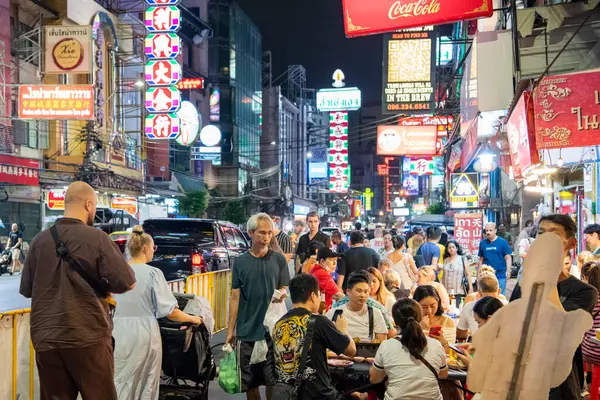 Tayland, Bangkok - 5 Kasım 2024: Tayland 'ın Çin Mahallesi' ndeki Yaowarat Yolu 'ndaki Gece Sokağındaki İnsanlar.