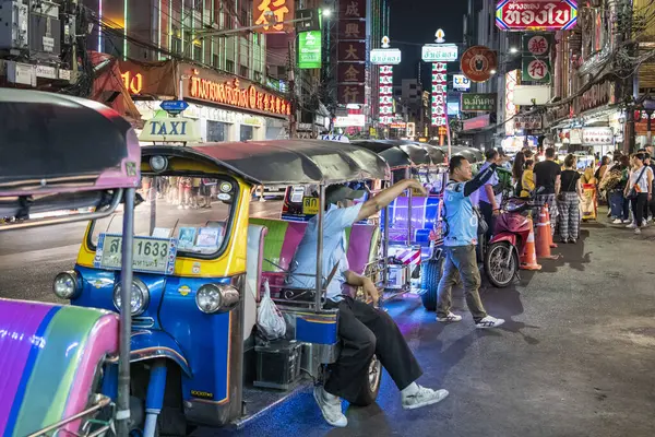 Tayland, Bangkok - 4 Kasım 2024: Tayland 'da Çin Mahallesi' nde Yaowarat Yolu 'ndaki Night Streetmarket' te Halk ve Tuk Tuk Taksi.  