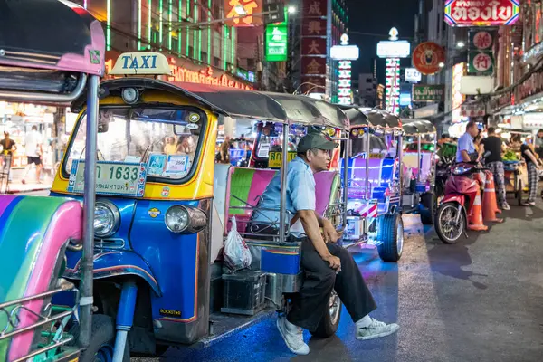 Tayland, Bangkok - 4 Kasım 2024: Tayland 'da Çin Mahallesi' nde Yaowarat Yolu 'ndaki Night Streetmarket' te Halk ve Tuk Tuk Taksi.  