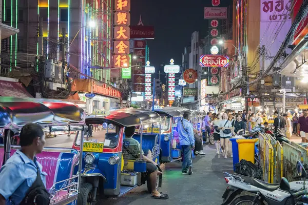 Tayland, Bangkok - 4 Kasım 2024: Tayland 'da Çin Mahallesi' nde Yaowarat Yolu 'ndaki Night Streetmarket' te Halk ve Tuk Tuk Taksi.  