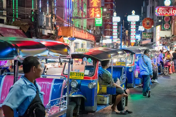 Tayland, Bangkok - 4 Kasım 2024: Tayland 'da Çin Mahallesi' nde Yaowarat Yolu 'ndaki Night Streetmarket' te Halk ve Tuk Tuk Taksi.  