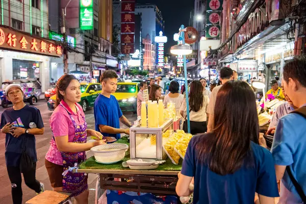 Tayland, Bangkok - 4 Kasım 2024: Tayland 'ın Bangkok şehrindeki Çin Mahallesi' ndeki Yaowarat Yolu 'ndaki Night Streetmarket' te insanlar ve dükkanlar.