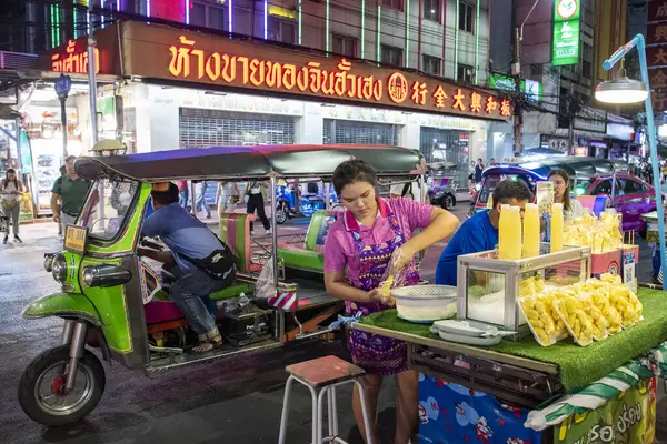 Tayland, Bangkok - 4 Kasım 2024: Tayland 'ın Bangkok şehrindeki Çin Mahallesi' ndeki Yaowarat Yolu 'ndaki Night Streetmarket' te insanlar ve dükkanlar.