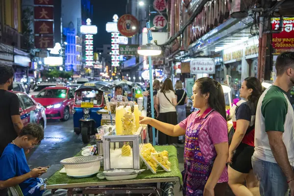 Tayland, Bangkok - 4 Kasım 2024: Tayland 'ın Bangkok şehrindeki Çin Mahallesi' ndeki Yaowarat Yolu 'ndaki Night Streetmarket' te insanlar ve dükkanlar.