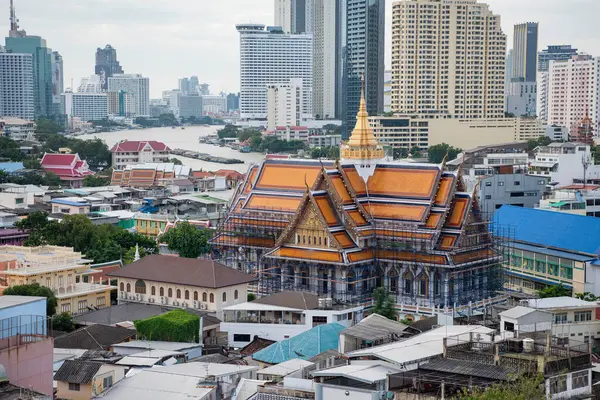 Tayland, Bangkok - 6 Kasım 2024: Wat Ko Tayland 'ın Bangkok şehrinde ufuk çizgisi olan Çin Kasabası.  