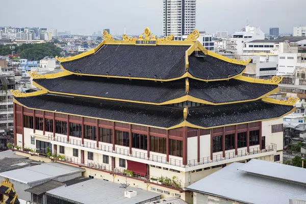 Çin 'de Wat Chaiyaphum Karam Tayland' da Bangkok şehrinin silueti ile 5 Kasım 2024.