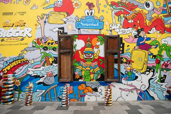 Tayland, Bangkok - 5 Kasım 2024: Talat Noi 'de Tayland' ın Bangkok şehrindeki bir ara sokakta sokak sanatı ve resimleri.  