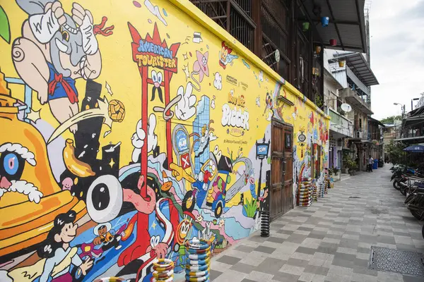 Tayland, Bangkok - 5 Kasım 2024: Talat Noi 'de Tayland' ın Bangkok şehrindeki bir ara sokakta sokak sanatı ve resimleri.  