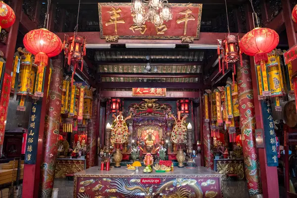 Tayland, Bangkok - 5 Kasım 2024: Tayland 'ın Bangkok şehrindeki Hon Wong Kung Çin Tapınağı.