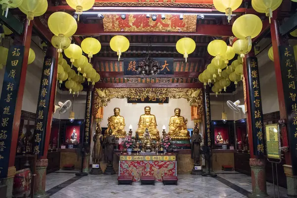  Tayland, Bangkok - 5 Kasım 2024: Tayland 'ın Bangkok şehrindeki Wat Mangkon Kamalawat' ın içinde. 