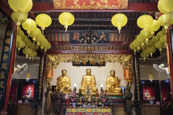  Tayland, Bangkok - 5 Kasım 2024: Tayland 'ın Bangkok şehrindeki Wat Mangkon Kamalawat' ın içinde. 