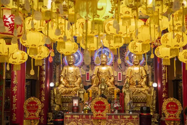  Tayland, Bangkok - 5 Kasım 2024: Tayland 'ın Bangkok şehrindeki Wat Mangkon Kamalawat' ın içinde. 