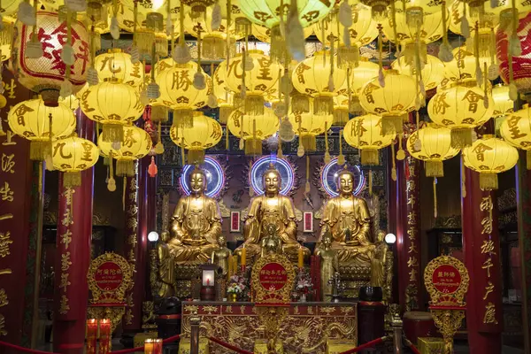  Tayland, Bangkok - 5 Kasım 2024: Tayland 'ın Bangkok şehrindeki Wat Mangkon Kamalawat' ın içinde. 